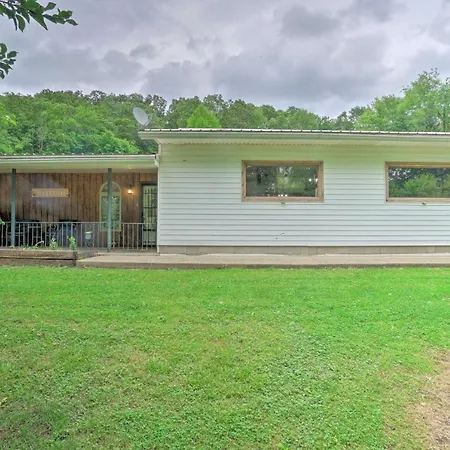 Quaint Zanesville Home With Game Room And Yard!